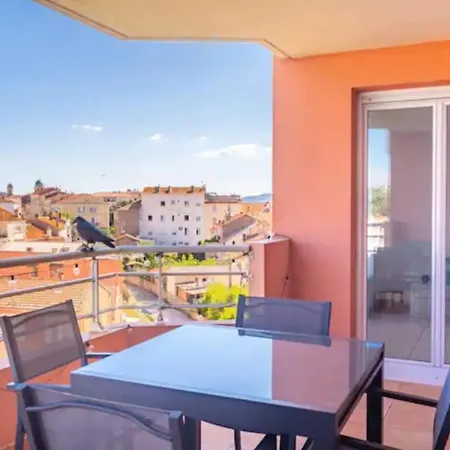 Apartament T2- Terrasse- Vue Degagee -centre Ville-tout A Pieds- L Imperial *